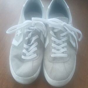 Converse Gray and White Sneakers Low-Top Design